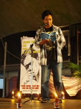 Sandi Firly ketika membacakan salah satu puisi Kahlil Gibran pada malam peringatan mengenang Penyair Chairil Anwar di Panggung Bundar Mingguraya Banjarbaru