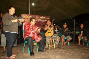 Kelompok Kebersamaan dalam Mingguraya Live Music memberikan kejutan kepada Ketua Dewan Kesenian Kota Banjarbaru Ogi Fajar Nuzuli di hari ulang tahunnya ke 46