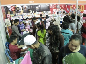 ananda_suasana book fair di lapangan urjani banjarbaru