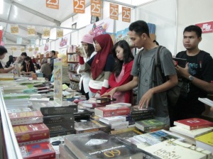 ananda_suasana book fair di lapangan urjani banjarbaru6