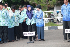 ananda_meski diperingati sebagai hari pendidikan nasional tetapi pegawai yang mewakili Dinas Pendidikan Kota Banjarbaru hanya 2 orang pegawai saja