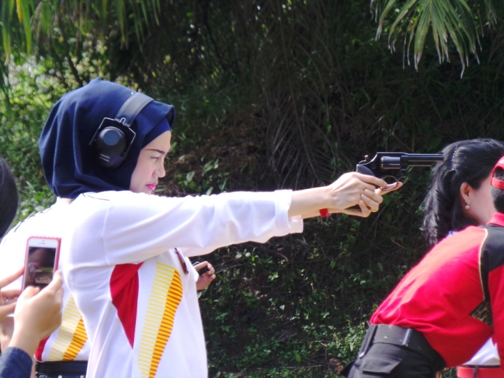 ananda_LISTRI KAPOLDA_latihan menembak dari sejumlah Jajaran Polda Kalsel disertai istri usai penanaman bibit pohon di SPN Sungai Ulin Banjarbaru2
